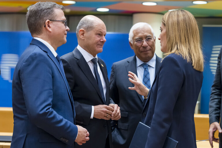 Parlamentin puhemies Roberta Metsola keskustelemassa Suomen pääministeri Petteri Orpon, Saksan liittokansleri Olaf Scholzin sekä Portugalin pääministeri António Costan kanssa Eurooppa-neuvoston huippukokouksessa 1.2.