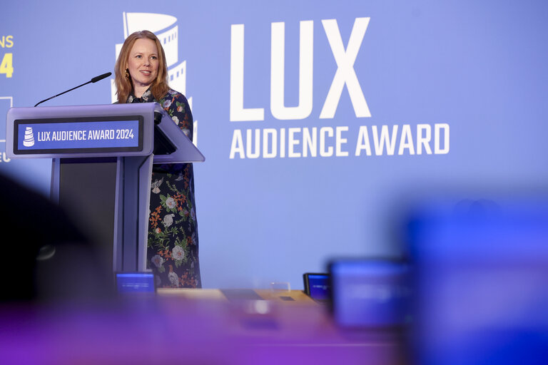 Näyttelijä Alma Pöysti puhui parlamentin LUX-yleisöpalkintoseremoniassa. Pöystin tähdittämä ja Aki Kaurismäen ohjaama Kuolleet lehdet oli yksi viidestä voittajaehdokkaasta. Palkinnon voitti The Teachers’ Lounge.
