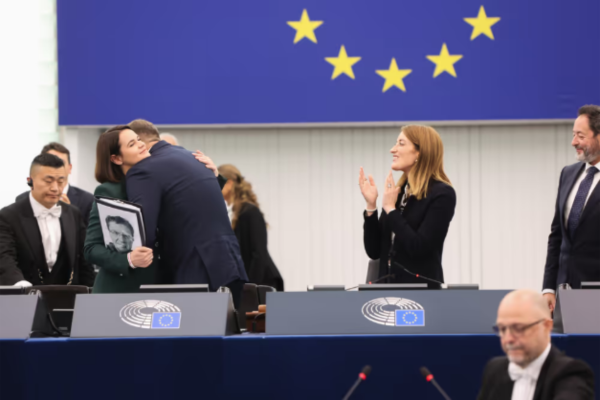 Valko-Venäjän oppositiojohtajat Svjatlana Tsihanouskaja ja Sjarhei Tsihanouski halasivat puhuttuaan parlamentin täysistunnolle keskiviikkona.