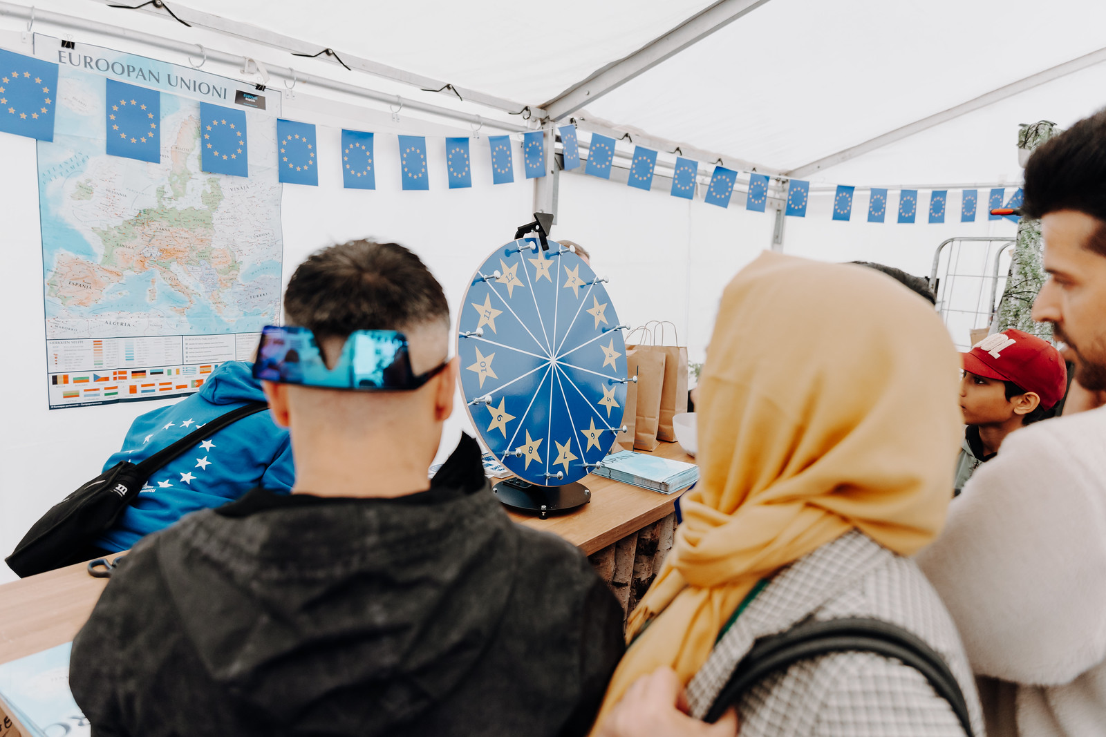 EU-teltan onnenpyörä Maailma kylässä -festivaalilla