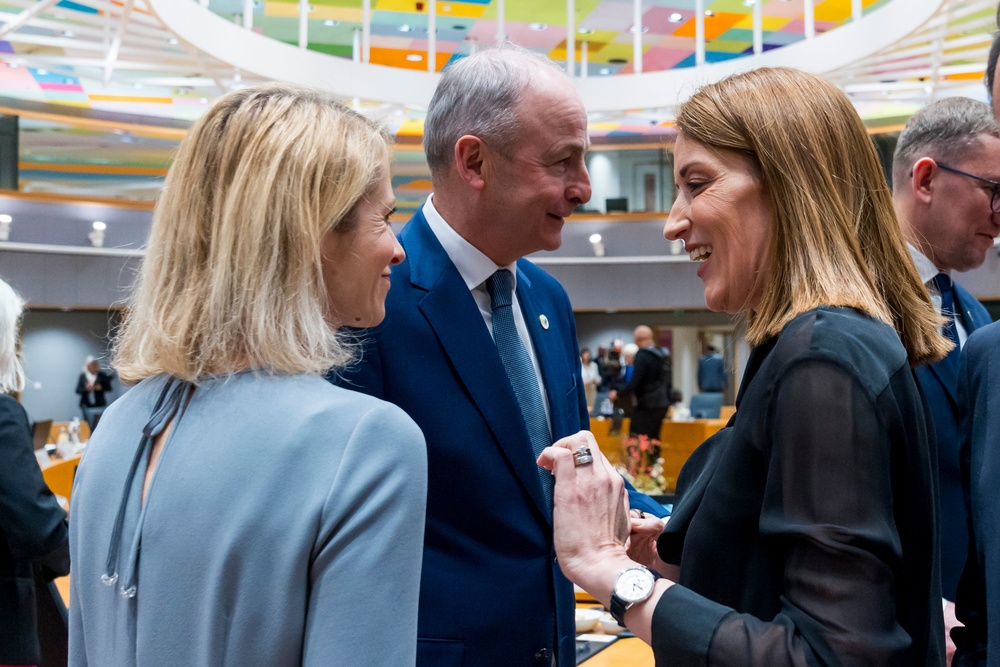 Puhemies Roberta Metsola tapasi EU-johtajia Brysselin huippukokouksen yhteydessä. Kuvassa vasemmalla EU:n ulkosuhdejohtaja Kaja Kallas ja taustalla Irlannin pääministeri Micheál Martin.