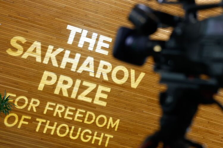 "The Sakharov Prize - for freedom of thought" -teksti heijastettuna seinälle.