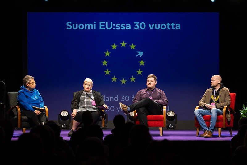 Keskustelu Maailma kylässä -festivaalilla 24.5.2025